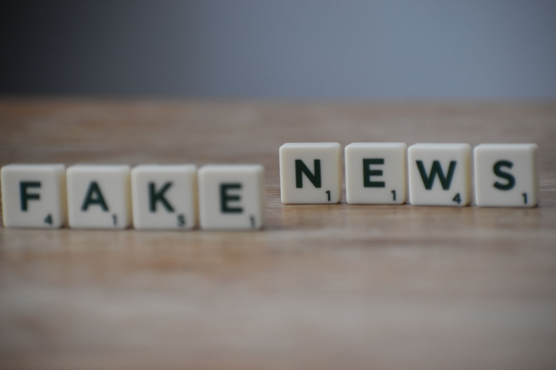 Scrabble tiles spelling 'Fake News' on a wooden surface highlighting misinformation. — Azur Slot Casino: Eine Analyse der Bon