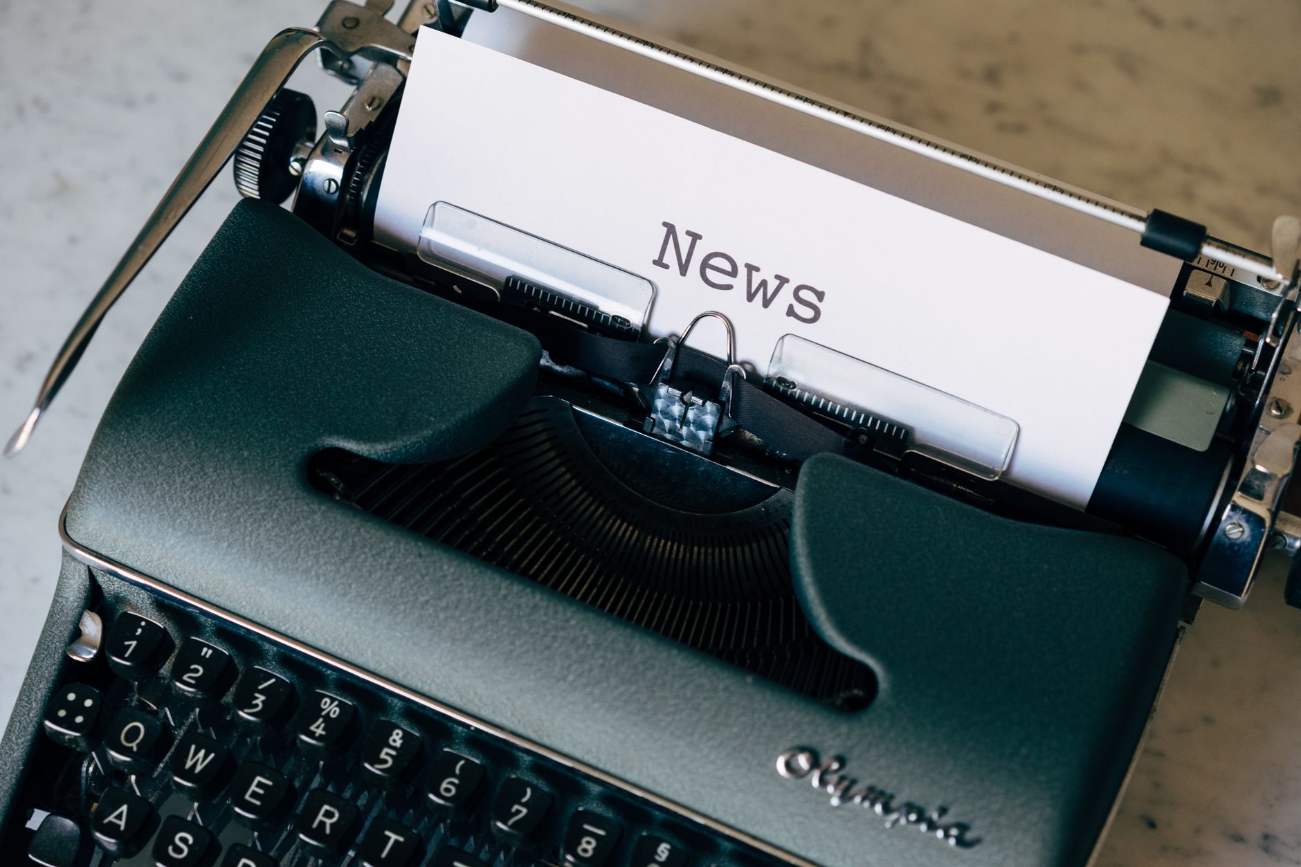A vintage typewriter with a paper titled 'News', symbolizing journalism and communication. — N1 Bet Casino: Quick Wins and Sm